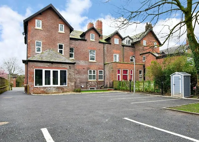 Free Parking - Stunning 2-Br Near Salford Royal