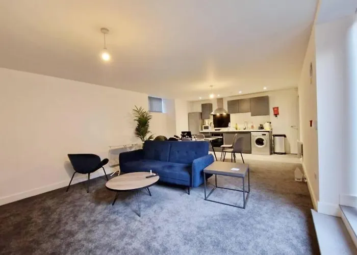 Free Parking - Stunning 2-Br Near Salford Royal