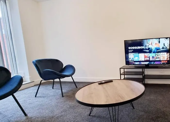 Free Parking - Stunning 2-Br Near Salford Royal