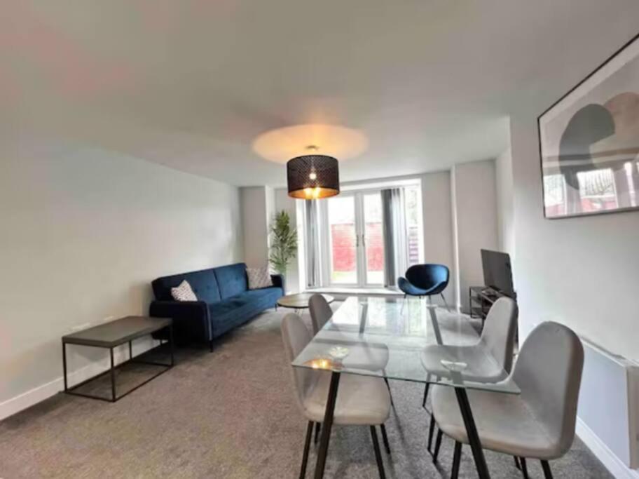 Free Parking - Stunning 2-br Near Salford Royal Apartment *