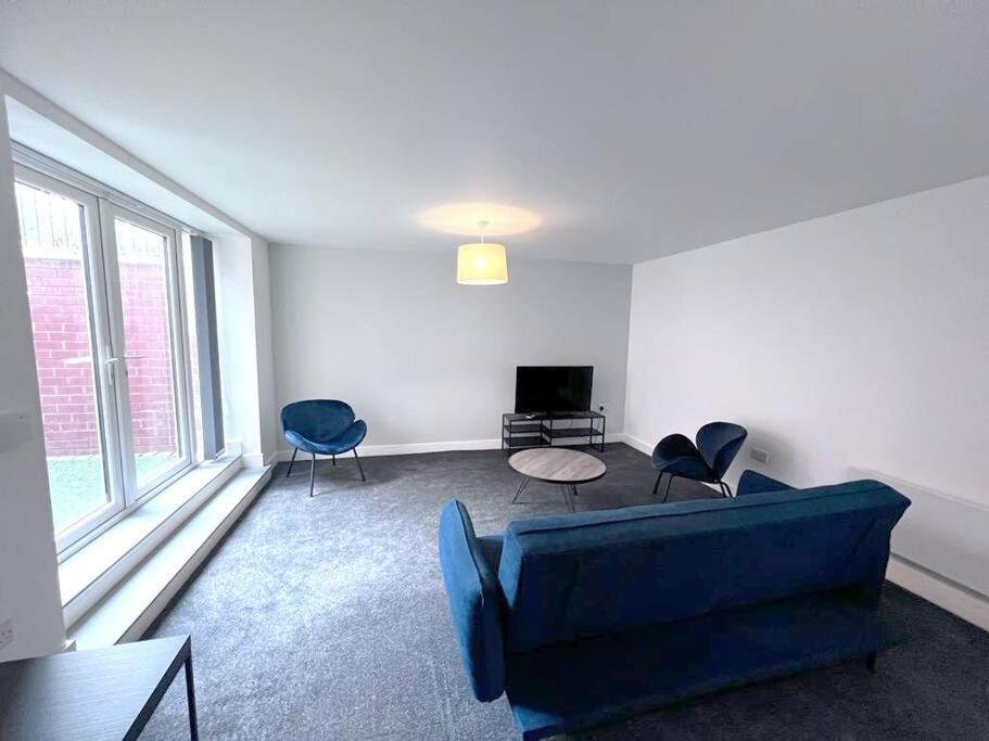Free Parking - Stunning 2-br Near Salford Royal Apartment *