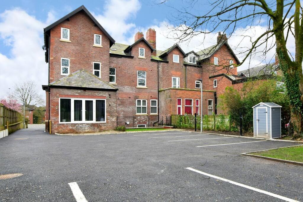 Apartment Free Parking - Stunning 2-br Near Salford Royal Manchester