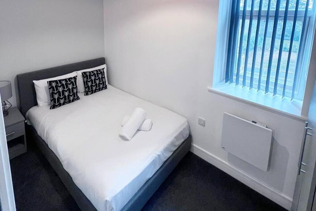 Apartment Free Parking - Stunning 2-br Near Salford Royal Manchester