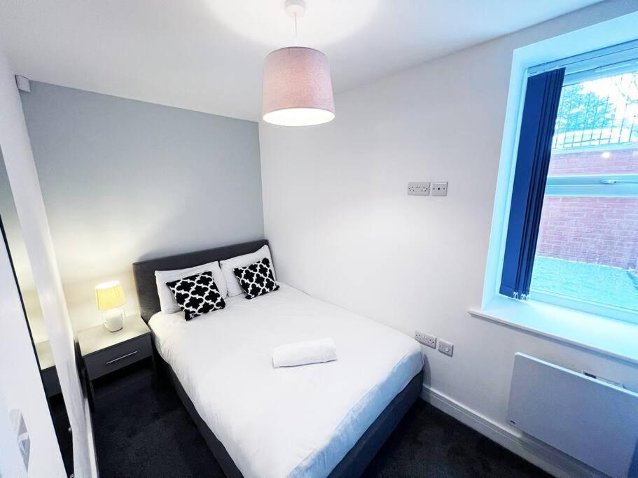 Free Parking - Stunning 2-br Near Salford Royal * Manchester