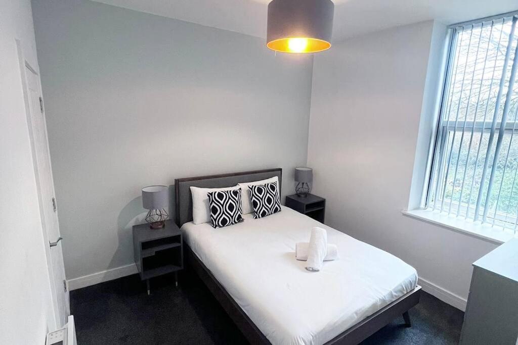 Free Parking - Stunning 2-br Near Salford Royal Apartment Manchester
