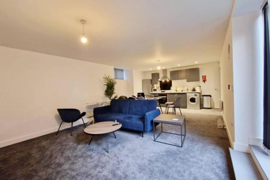 Apartment Free Parking - Stunning 2-br Near Salford Royal Manchester