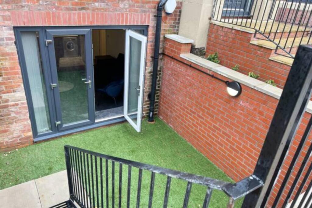 Free Parking - Stunning 2-br Near Salford Royal Apartment