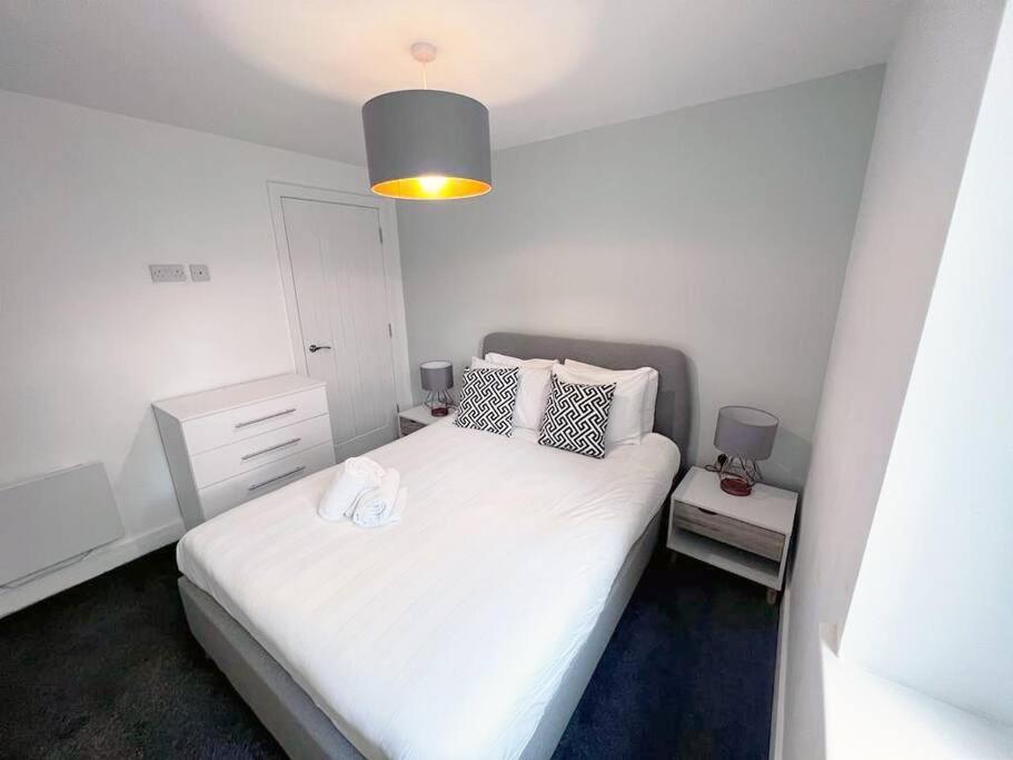 Free Parking - Stunning 2-br Near Salford Royal * Manchester