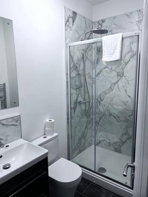 Apartment Free Parking - Stunning 2-br Near Salford Royal