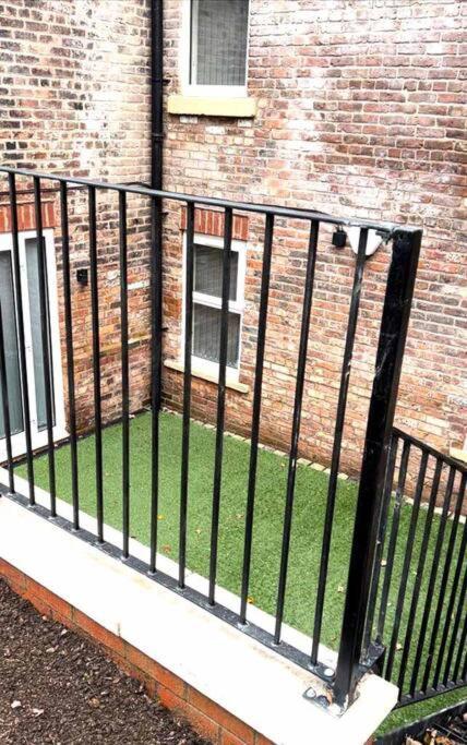 Free Parking - Stunning 2-br Near Salford Royal Apartment Manchester