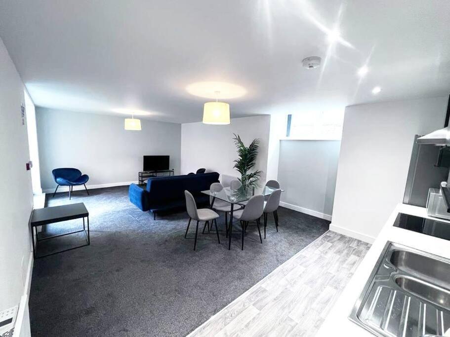 Free Parking - Stunning 2-br Near Salford Royal Apartment Manchester