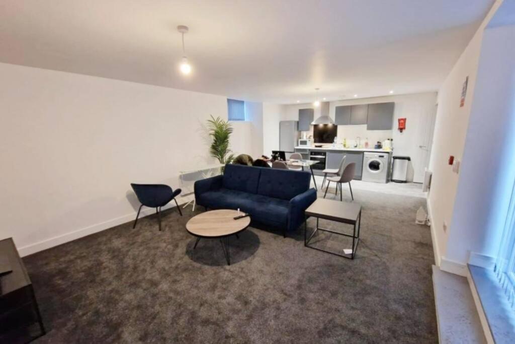 Free Parking - Stunning 2-br Near Salford Royal Apartment *