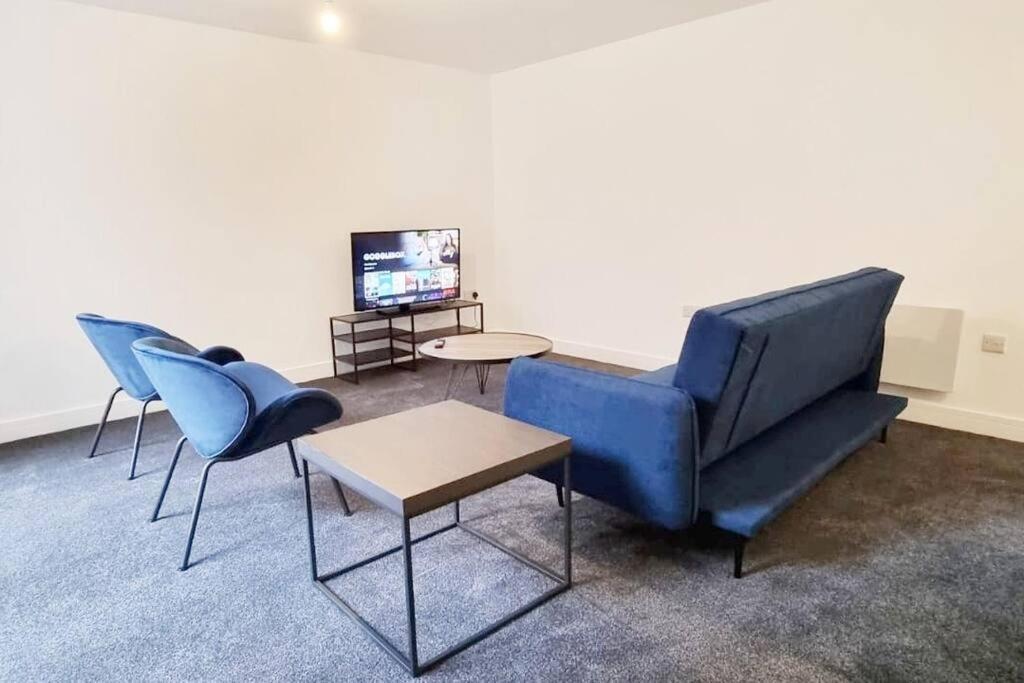 Free Parking - Stunning 2-br Near Salford Royal Apartment Manchester