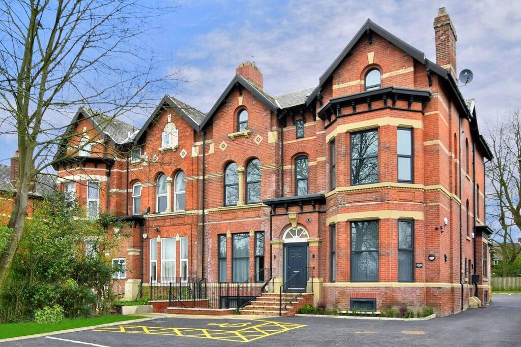 Apartment Free Parking - Stunning 2-br Near Salford Royal