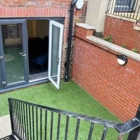 Free Parking - Stunning 2-Br Near Salford Royal Apartment Manchester Exterior photo