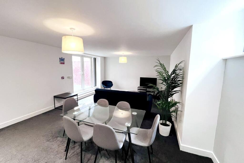 Free Parking - Stunning 2-br Near Salford Royal *